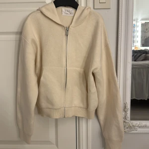 Stickad hooodie Zara - Jättefin beige stickad kofta/hoodie från zara. Jag säljer den för 280kr💗  Storlek är 13-14 cm 164 men sitter som en xs. 