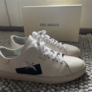 Axel arigato skor  - Säljer mina Axel arigato skor i str 46 men passar också 45, då jag inte använder dem lika mycket längre. Inga stora tydliga defekter men finns lite slitage. Skicket ungefär 7/10. Skriv vid funderingar! 