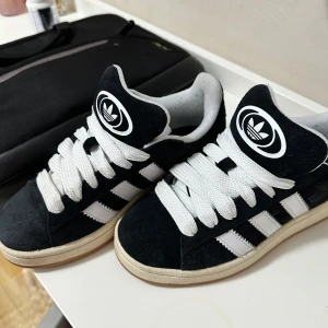 Adidas Campus Skor - Säljer dessa trendiga och fina skor då de inte passar min stil längre. Ordpris; 1349. Då jag har tagit på mig dem lite så sänker jag ner priset till 1050 kr. De är rätt så nya💕storlek 36 men passar även 37