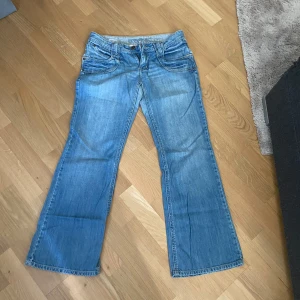 Raka jens - Jätte fina mer raka jeans med ta kvalitet. De är lågmidjade och har fina detaljer.  Midja 40 cm  Höft 53 cm Innerbenslängd 78cm