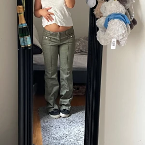 lågmidjade jeans  - lågmidjade bootcutjeans💕storlek 40 men passar mig som har 36-38 midjemått: ca 40 innerbenslängd: ca 82