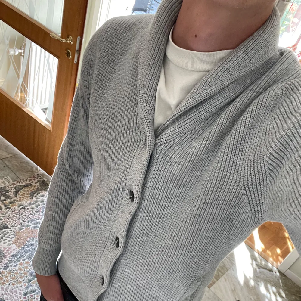 Tjockstickad cardigan i mycket fint skick! Passar perfekt nu till hösten! St M! Hör av dig vid ytterligare frågor! Mvh Henry . Tröjor & Koftor.