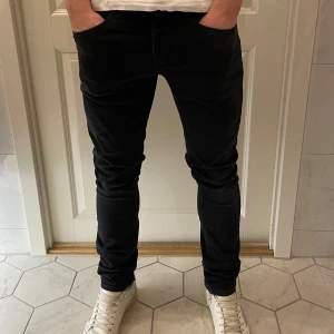 Dondup jeans - Dondup svarta jeans - Bra skick - Storlek: 30 - Pris: 1199 kr - Riktigt snygga och trendiga! - Modellen är 173 cm och väger 64 kg - Kontakta vid frågor/funderingar! Tags medkommer