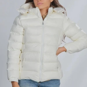 Vit dunjacka från Ralph Lauren barn - Snygg vit dunjacka från Ralph Lauren med dragkedja och huva för barn. Perfekt för kyliga dagar med sin vadderade design som håller dig varm. Jackan har en stilren look och är lätt att matcha med olika outfits.