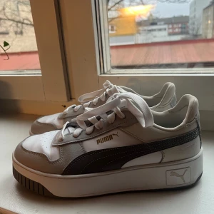 Vita/gråa sneakers från Puma - Vit/grå sneakers från Puma med guld detaljer. Använt ca 5 ggr. 