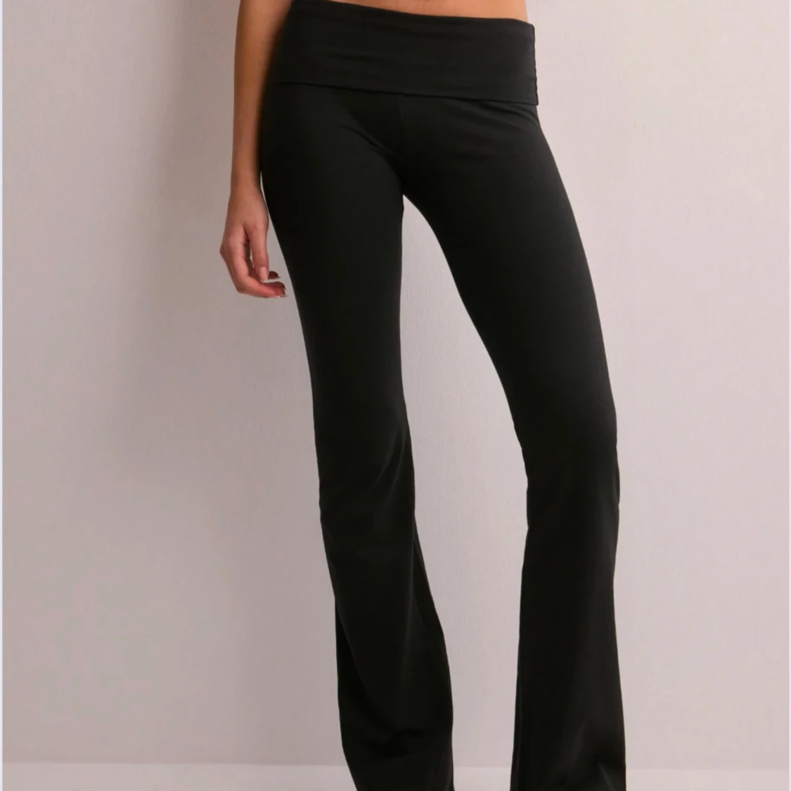 Svarta bootcut byxor