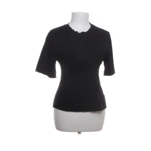 Svart topp - Elegant svart topp med korta ärmar och en figurnära passform. Perfekt för en stilren look. Säljer då jag har liknande💝