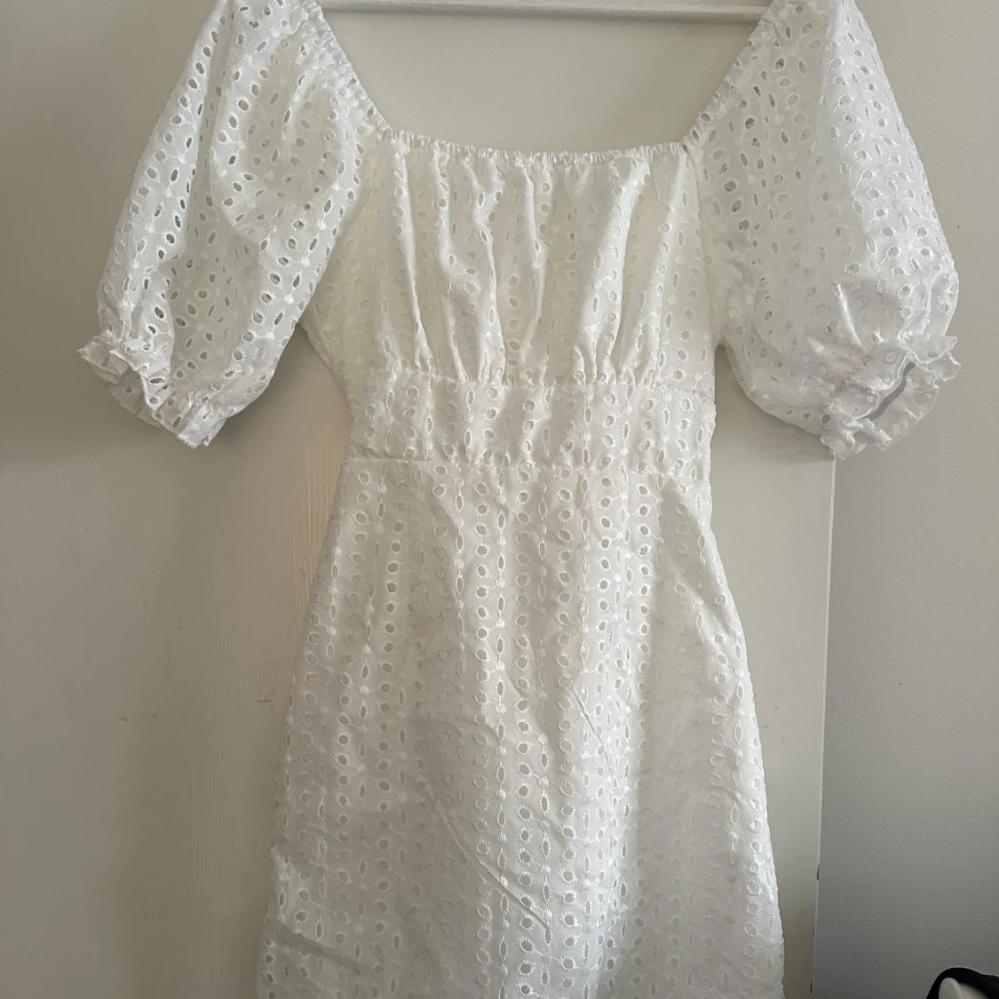 Vit klänning med puffärmar - 91