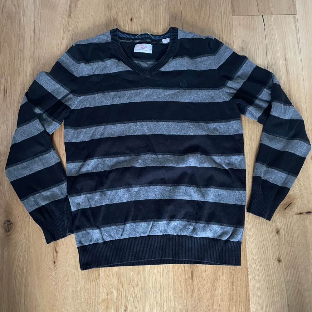 En skitsnygg svart och grå randig tröja köpt på secondhand. Tröjan är lite v ringar och perfekt som andralager med en skjorta. Tröjan passar både S och M bärare, beroende på önskad passform. . Neuletakit & Villapaidat.