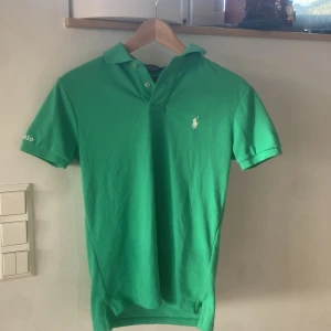 Ralph lauren Pike tröja  - En snygg och stilren grön Ralph lauren Pike tröja. Perfekt för lite varmare dagar eller när du vill klä upp dig lite. Köpt på nk i Stockholm. För cirka 1200, mitt pris : 549. Bara att höra av dig vid frågor och funderingar 