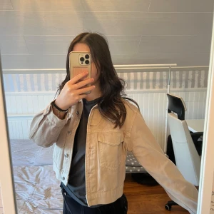Beige jeansjacka - Jeansjacka från ginatricot! En aning croppad!
