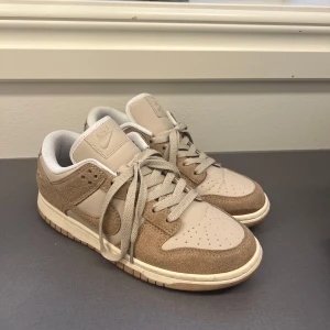 Sällsynta Beige och bruna Nike Jordan sneakers i färgen  SAND - Snygga Nike jordans sneakers i beige och brunt med snörning. Bara använda ett fåtal gånger. 