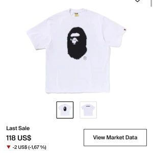 Vit Bape T-shirt med svart loggo  - Varan är helt nytt, köptes den här veckan och har inte haft den på mig mer än prövning. Jag säljer den nu för att den inte passar mig, varan är i storlek M men passar mer som S 
