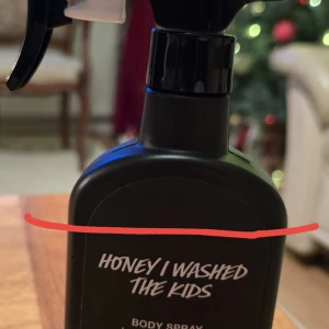 Honey I Washed The Kids Body Spray - Doften 'Honey I Washed The Kids' är känd för sin söta och karamelliga ton. Perfekt för att fräscha upp och ge en långvarig doft.
