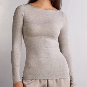 Intimissimi Boat Neck Modal Cashmere Ultralight Jumper - Jätte fin intimismi tröja i jättebra kvalitet. Säljer den för att den inte kommer till användning. Aldrig använd.