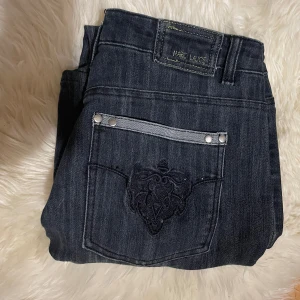 Vintage lågmidjade Marc Lauge jeans - Säljer dessa vintage, italienska, lågmidjade jeans från Marc Lauge. De är storlek 38 och har lite stretch. Skriv gärna om ni har frågor om mått osv! 