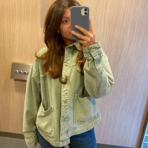 Zara jeans jacka grön - Snygg jeans jacka i grön, framstår som helt ny