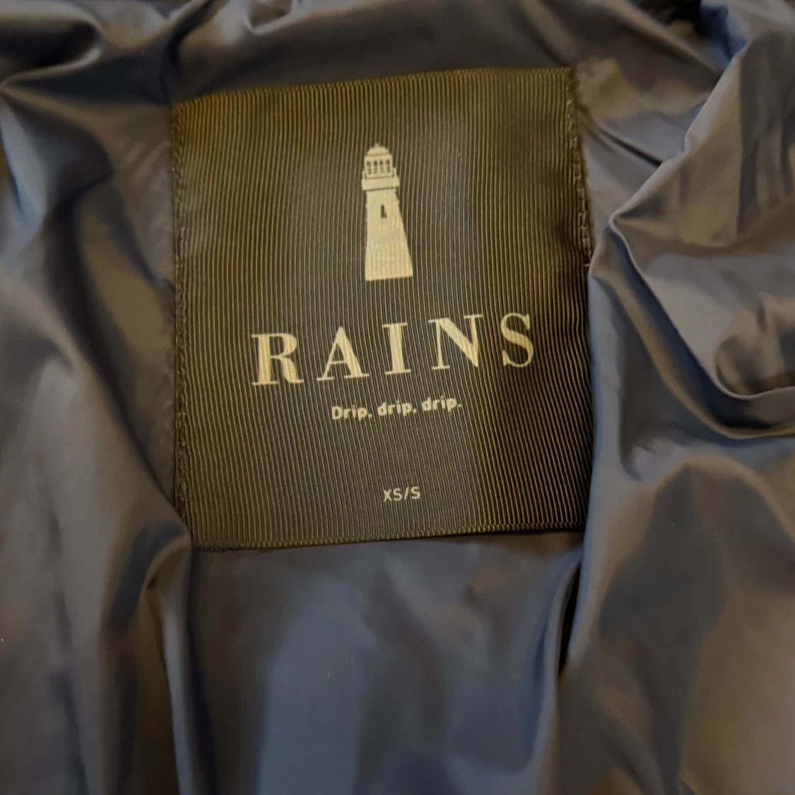 Marin blå pufferjacka från Rains