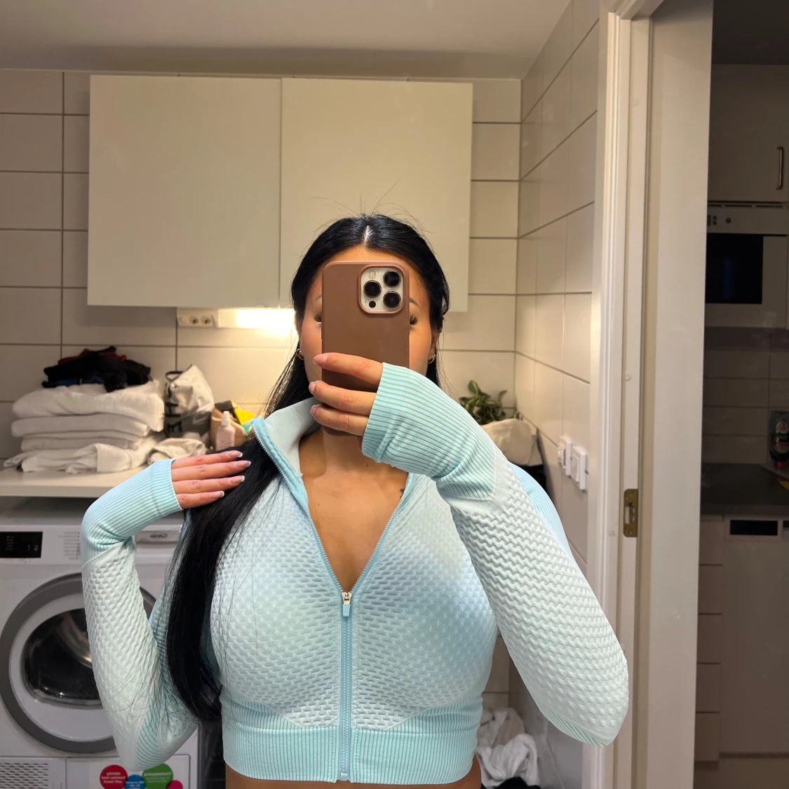 Ljusblå croppad hoodie med dragkedja