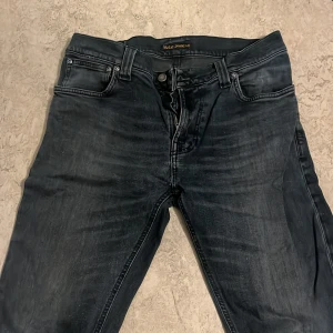 Nudie jeans - Jag säljer mina nudie jeans i en mörkblå/grå färg inte använda så mycket men har tröttnat på dom 7/10 skick men ett problem är att ena fickan är sönder annars är dom som nya!