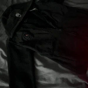 Sail Racing Limited Edition  - Säljer en svart jacka från Sail Racing som är limited edition, och säljer pga är alldeles för liten och har tröttnat på den, och säljer billigt pga den är solblekt på luvan och lite andra ställen, men har ej haft lust att fixa, men går enkelt med rätt medel