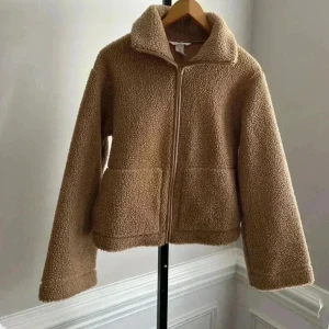 Brun teddyjacka med dragkedja - Brun teddy jacka som är mysig och varm. Andra bilden är ett exempel på hur den ser ut på fast i beige istället för brun. Inte mina bilder💕💕