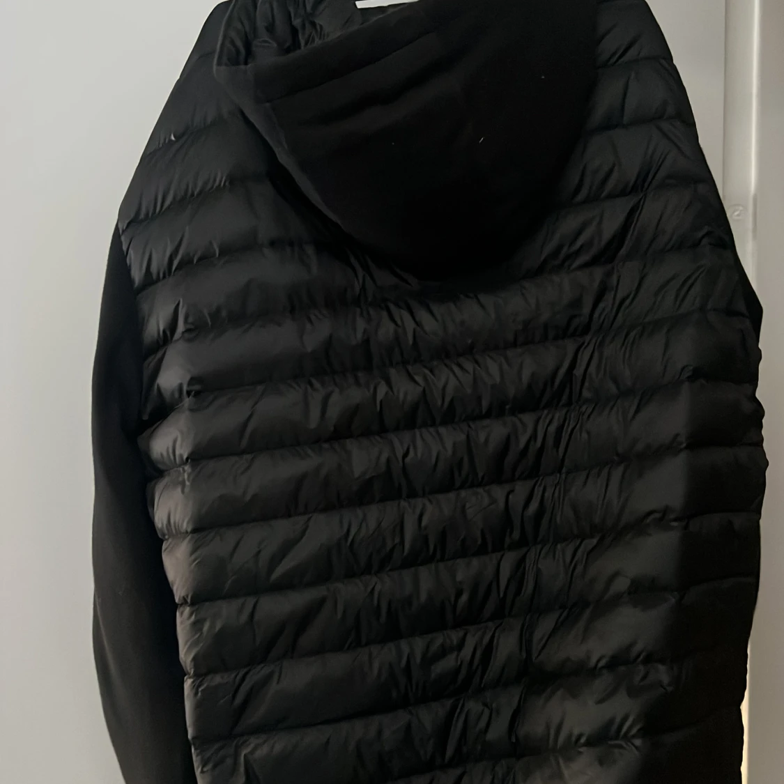 Svart pufferjacka från Massimo Dutti - 90