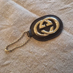 Vintage Gucci nyckelring - Vintage Gucci nyckelring. Kommer från en gucci väska, väskan finns i annan annons. Gott skick. 