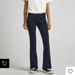 Mörkblå bootcut jeans från Pepe Jeans - Snygga mörkblå bootcut jeans från Pepe Jeans med klassisk femficksdesign och knappgylf. Perfekta för en stilren look med en touch av retro. Passar bra med sneakers eller klackar. Nypris 950kr! Kolla gärna in det andra jag säljer!💘