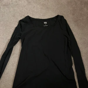 Svart långärmad topp från 157 - Säljer en långärmad från lager 157💓 bra skick men säljer pga att den inte används. storlek m men passar xs-m beroende på hur man vill att den ska sitta 💗