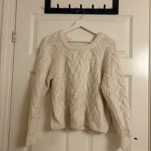 Vit stickad tröja - En snygg och mysig stickad tröja från H&M i strl S.💕 perfekt att ha på vintern eller över klänningen på sommarkvällen ☀️🥰