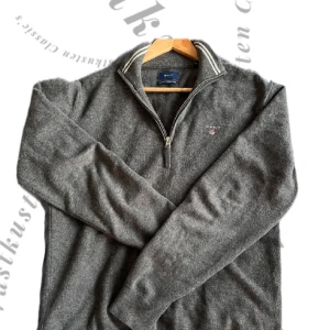 Halfzip i lammull - Tjena! Säljer nu denna snygga halfzip från Gant i lammull Storlek S ,Köptes på D.O för 1499 kr Mitt pris: 600 kr, 🔴Pruta Gärna🔴Tröjan är i grymt skick förutom ett pytte litet hål på handleden. Hör av dig vid minsta lilla fråga eller fundering!🤝 