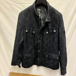  Barbour - Snygg quiltad jacka från Barbour storlek L skick 8 pris 999kr