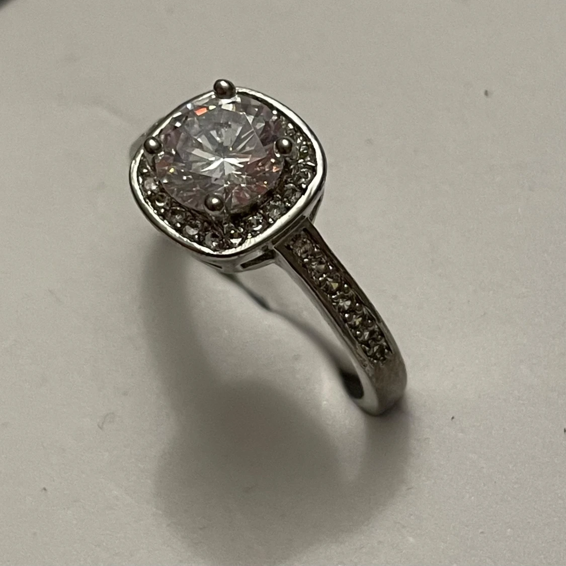 Silverring med glittrig sten - 90