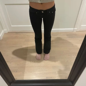 Svarta Gina Tricot jeans - Svarta bootcut Gina. Tricot jeans med fickor bak. Köpta i butik. Säljer pga att de inte kommer till användning och på gränsen till förkorta. Jag är 167cm lång. Skriv för fler frågor eller bilder!❤️
