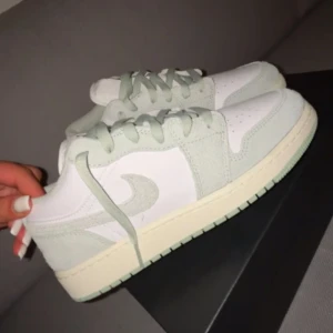 Nike Air Jordans sneakers - Snygga ÄKTA Jordans i snygg färg💚🤍🤍