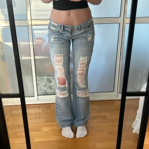 Lågmidjade bootcut jeans med hål - De perfekta lågmidjade jeansen med hål i perfekt skick. Storlek w28L32. Innerbenslängd: 78 midjemått: 38. Går inte ner i pris, har massa andra billigare jeans. Köp sker via köp nu, jag postar inom 24h. Kvar tills markerad såld 