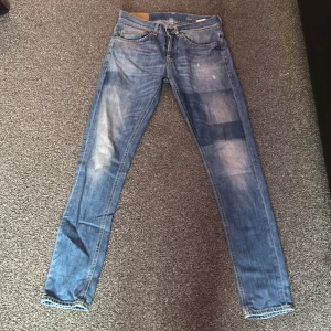 Dondup jeans  - Snygga blå jeans med en klassisk straight fit och lite slitna detaljer. Perfekta för alla stilar. De har en traditionell femficksdesign.
