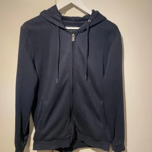 Mörkblå ziphoodie  - Säljer en mörkblå ziphoodie från Hampton Republic i storlek M. Bra skick, pris kan diskuteras vid snabb affär 