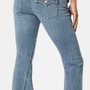 True religion jeans - Snygga true religion jeans i modellen joey low rise flare. Säljer då de ej kommer till användning. obs! Några små olje fläckar längst ner vid foten där av priset (skriv privat för bild på de)