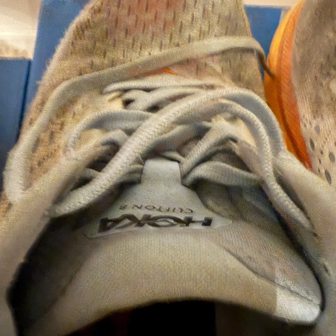 Grå och orange sneakers från Hoka - 91