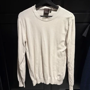 Vit tröja från Oscar Jacobsson - Snygg unik vit tröja från Oscar Jacobsson med rund hals och långa ärmar. Perfekt för en stilren look. 100% bomull, riktigt bekväm. Inga defekter på den!😊 Storlek: S     Pris:399 kr! Nypris ligger runt 1500 kr.    Skriv vid funderingar eller prisförslag! Tack!🙏 