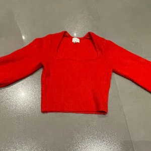 Röd ribbad tröja från H&M - Säljer en snygg röd ribbad tröja från H&M. Tröjan har en fyrkantig halsringning och långa ärmar. Skriv privat för fler bilder eller frågor :) 