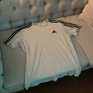 Vit t-shirt från Adidas - Hej säljer denna adidas t shirt för ingen användning längre. Tröjan är i storlek M men är lite stor så skulle säga L.