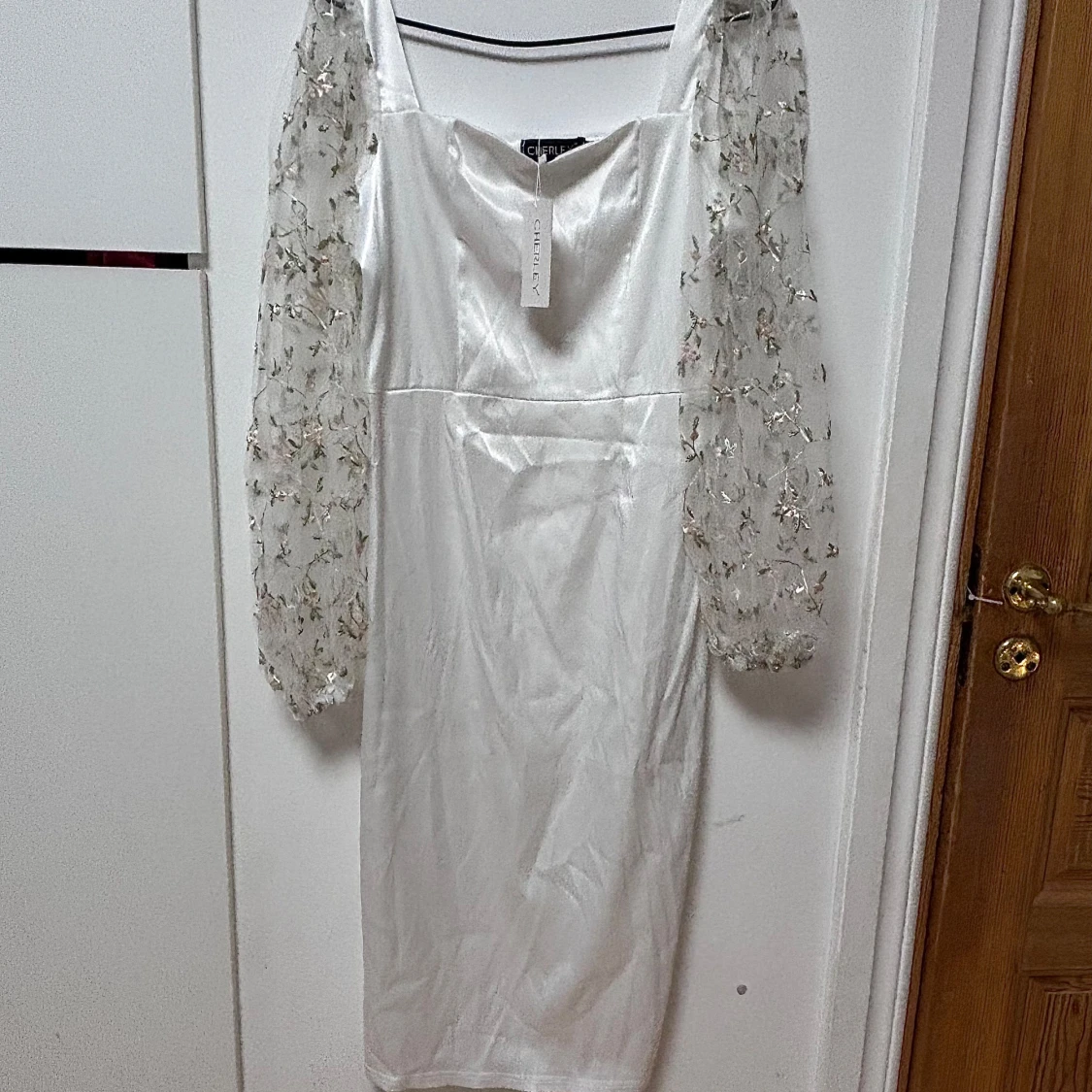 Vit klänning med broderade ärmar från Cherley - 91