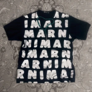 Marni tee - Snygg svart t-shirt från Marni med stor vit text över hela framsidan. Kortärmad och i bomull. Skriv för mer info!