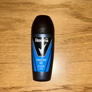 Rexona Men Cobalt Dry Roll-On Deodorant - Säljer en Rexona Men Cobalt Dry roll-on deodorant. Den har en stilren svart och blå design och erbjuder 48 timmars skydd mot svett och lukt. Perfekt för den aktiva personen som vill hålla sig fräsch hela dagen. Innehåller 50 ml.