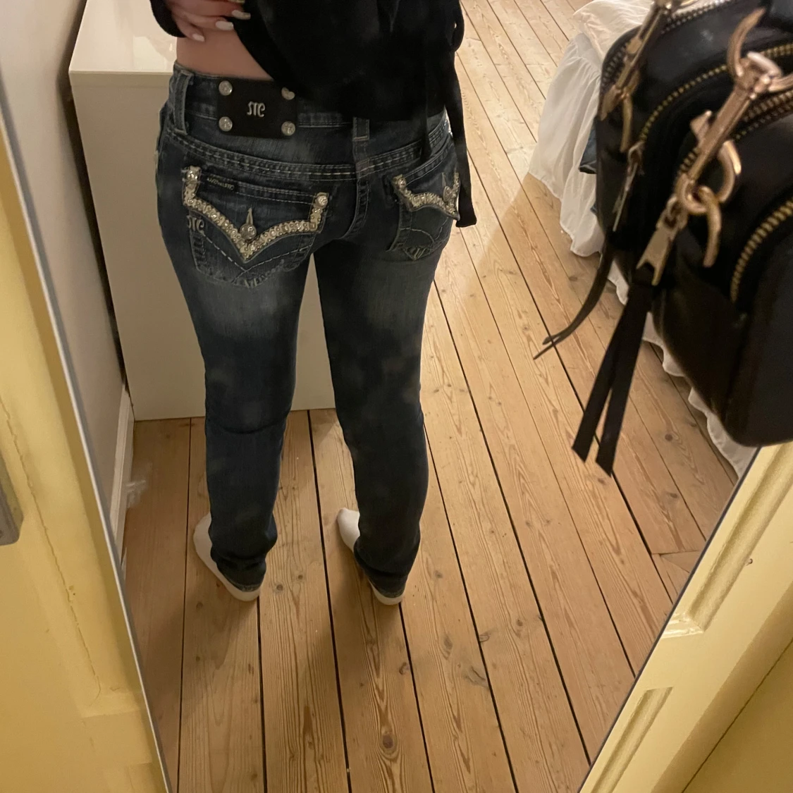 Mörkblå jeans med strassdetaljer