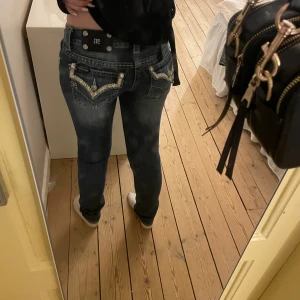 Mörkblå jeans med strassdetaljer - Snygga mörkblå Miss Me jeans med låg midja, älskar dessa jeans men dom kommer inte till användning, derför har jag valt att sälja dom så dom kan komma mer till användning oss nån annan.jätte fint skick och priset är dikuterbart💞