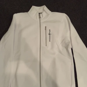 Vit sailracing zip hoodie  - Helt ny och oanvänd, fick i julklapp för 1 år sedan storlek 176 utan luva.